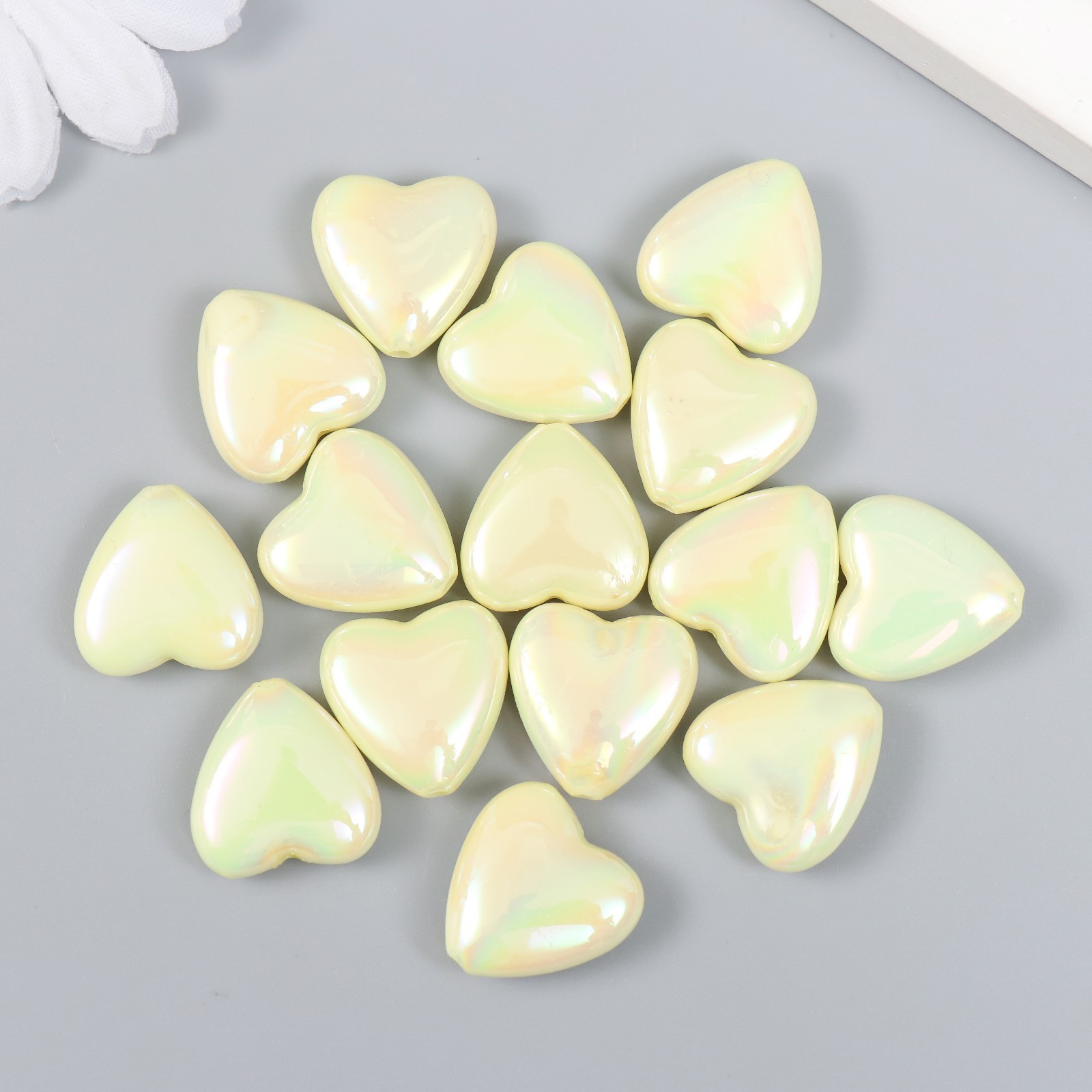 Бусины "сердечко сливочное, перламутр" 1,4х1,4х0,6см 20гр пластик