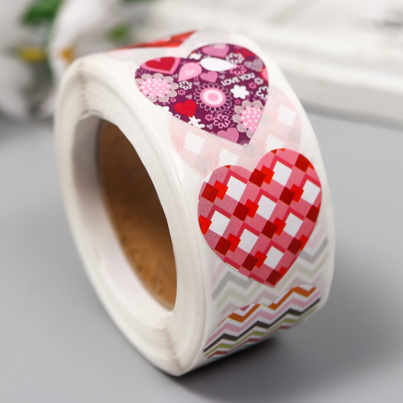 Наклейки "разные сердечки" d2,5см 500шт. в рулоне