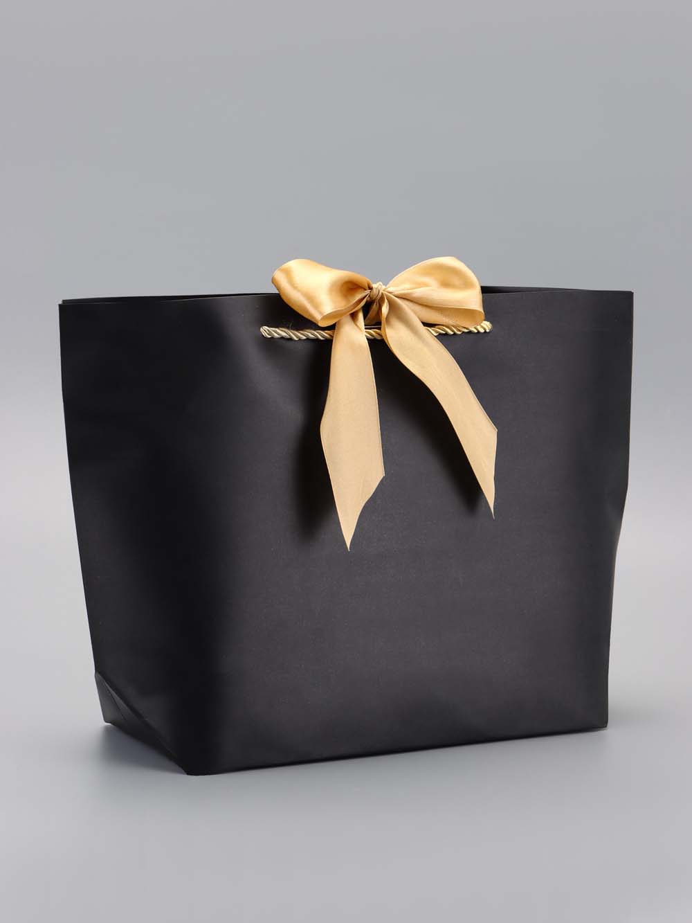 Пакет подарочный чёрный с лентой (26х25х11см)