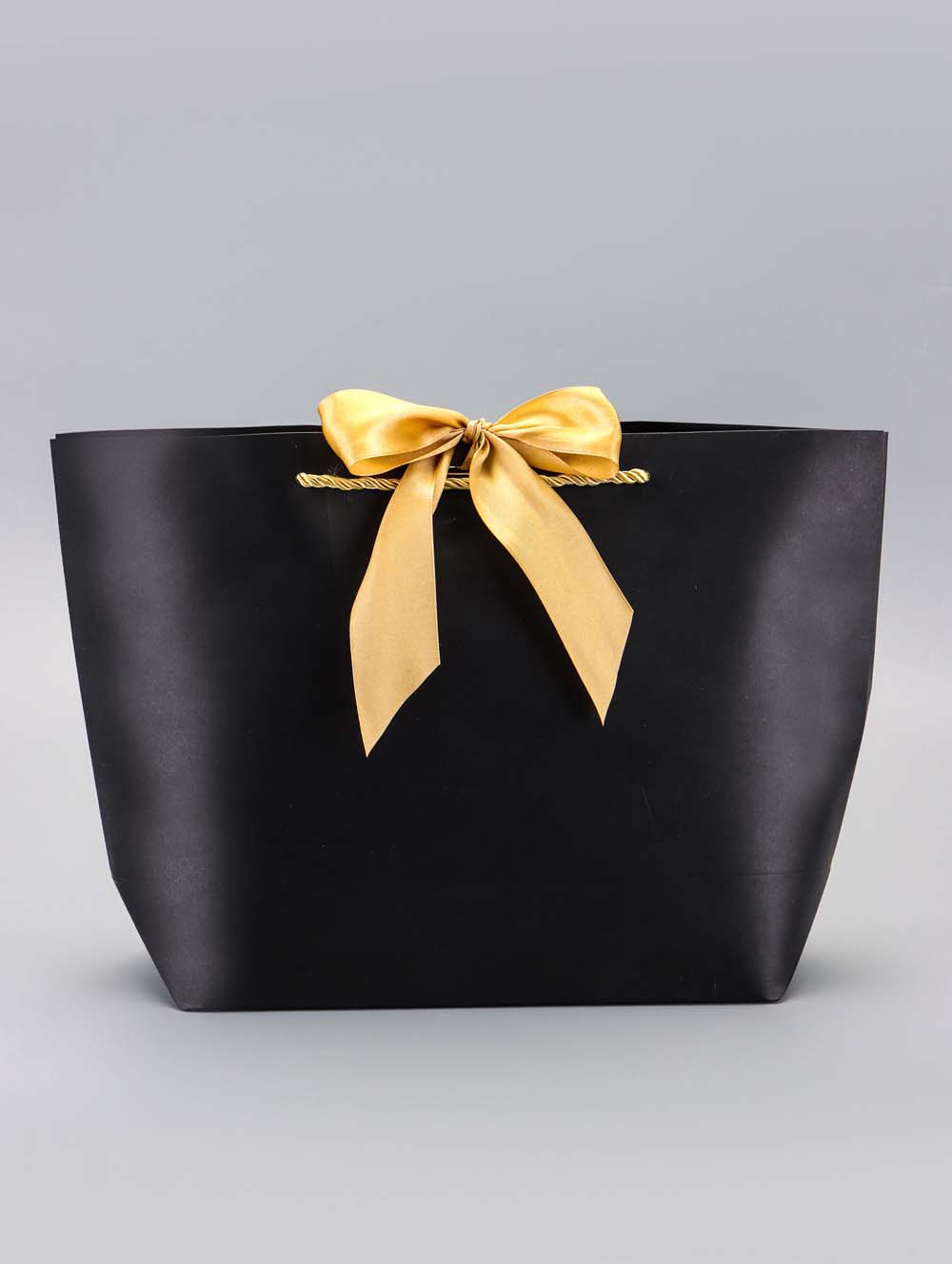 Пакет подарочный чёрный с лентой (26х25х11см)