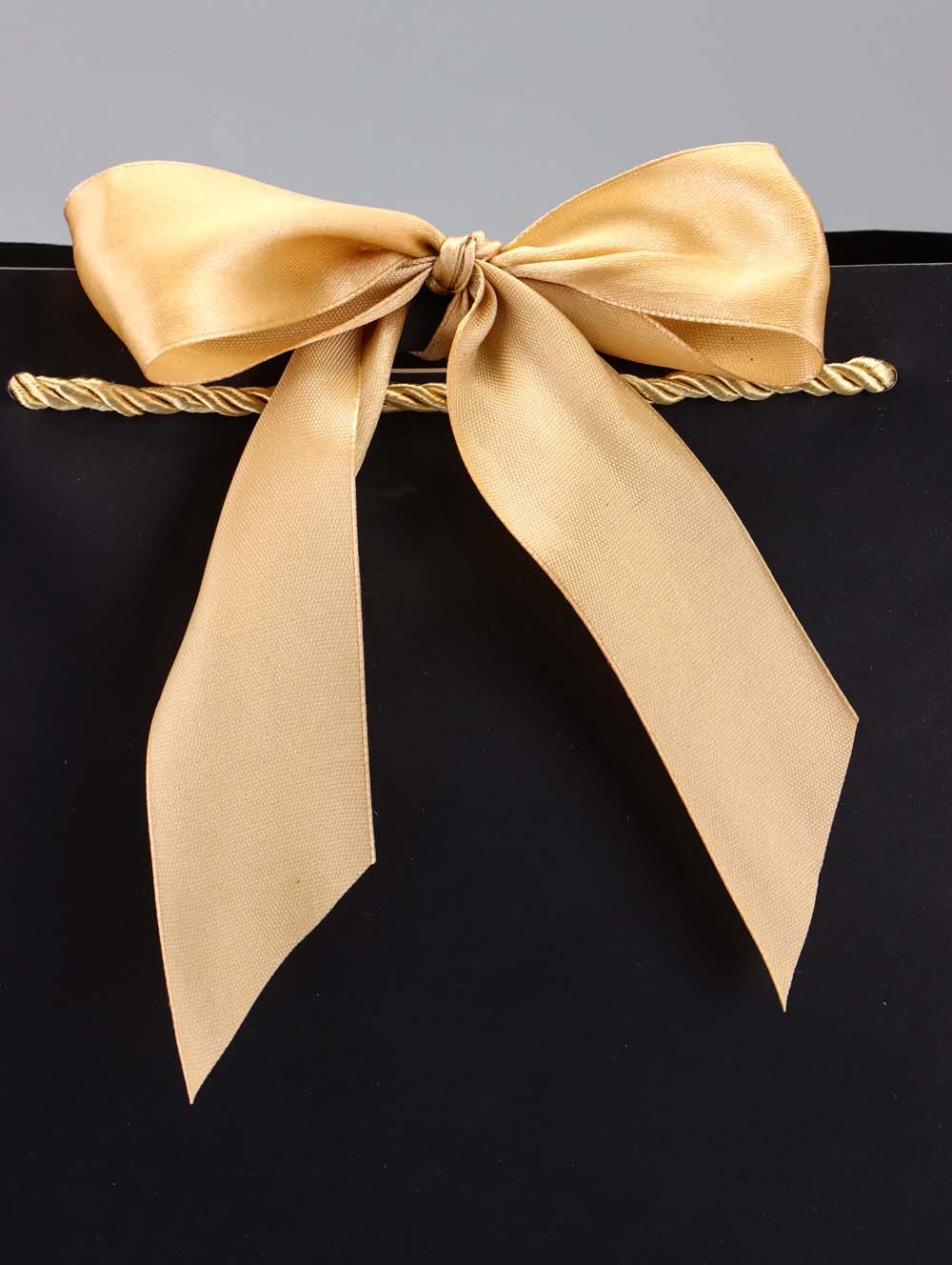 Пакет подарочный чёрный с лентой (26х25х11см)