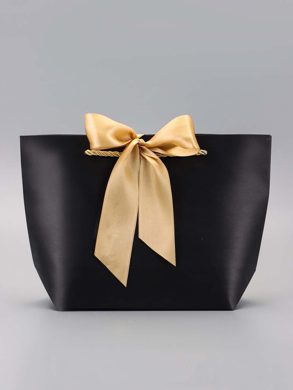 Пакет подарочный чёрный с лентой (19х20х9см)