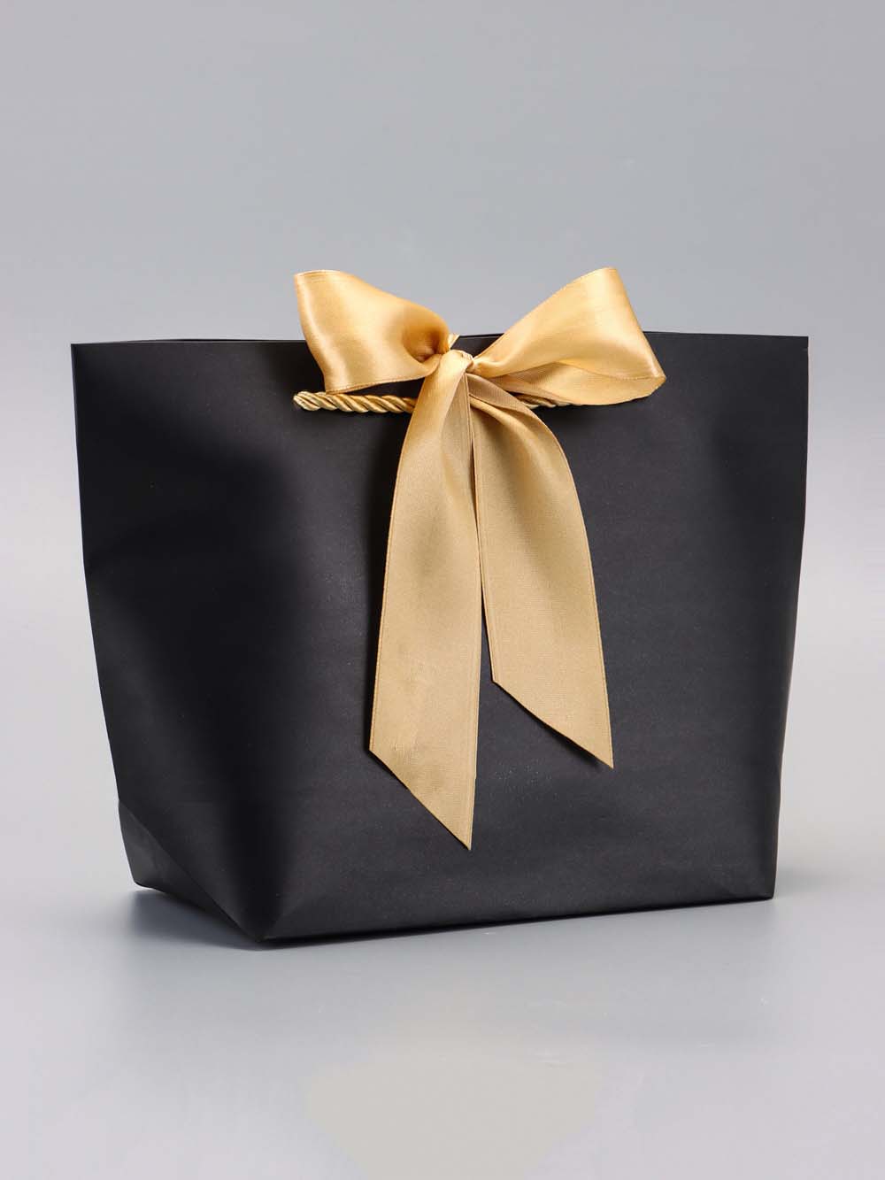 Пакет подарочный чёрный с лентой (19х20х9см)