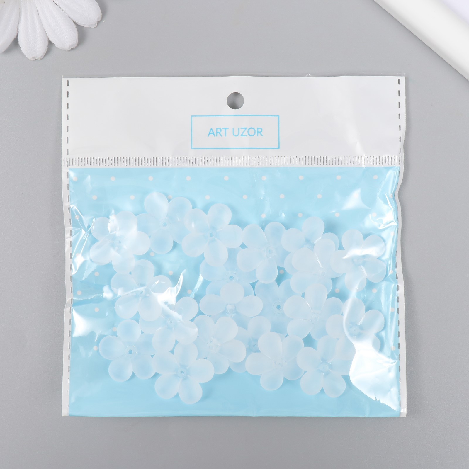 Бусины ''цветочек белый матовый'' 2,2см 20шт пластик