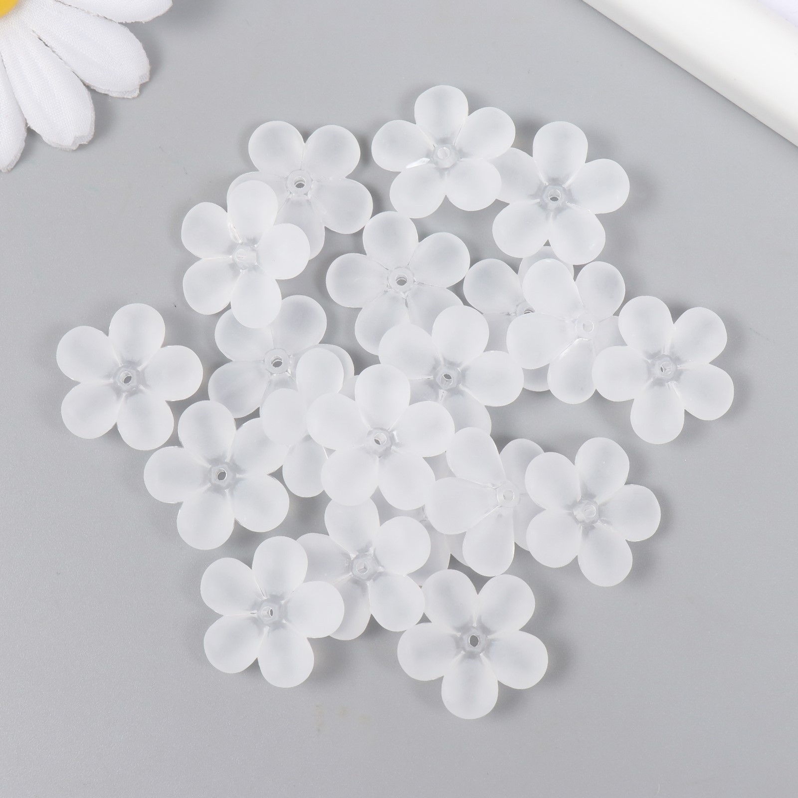 Бусины ''цветочек белый матовый'' 2,2см 20шт пластик