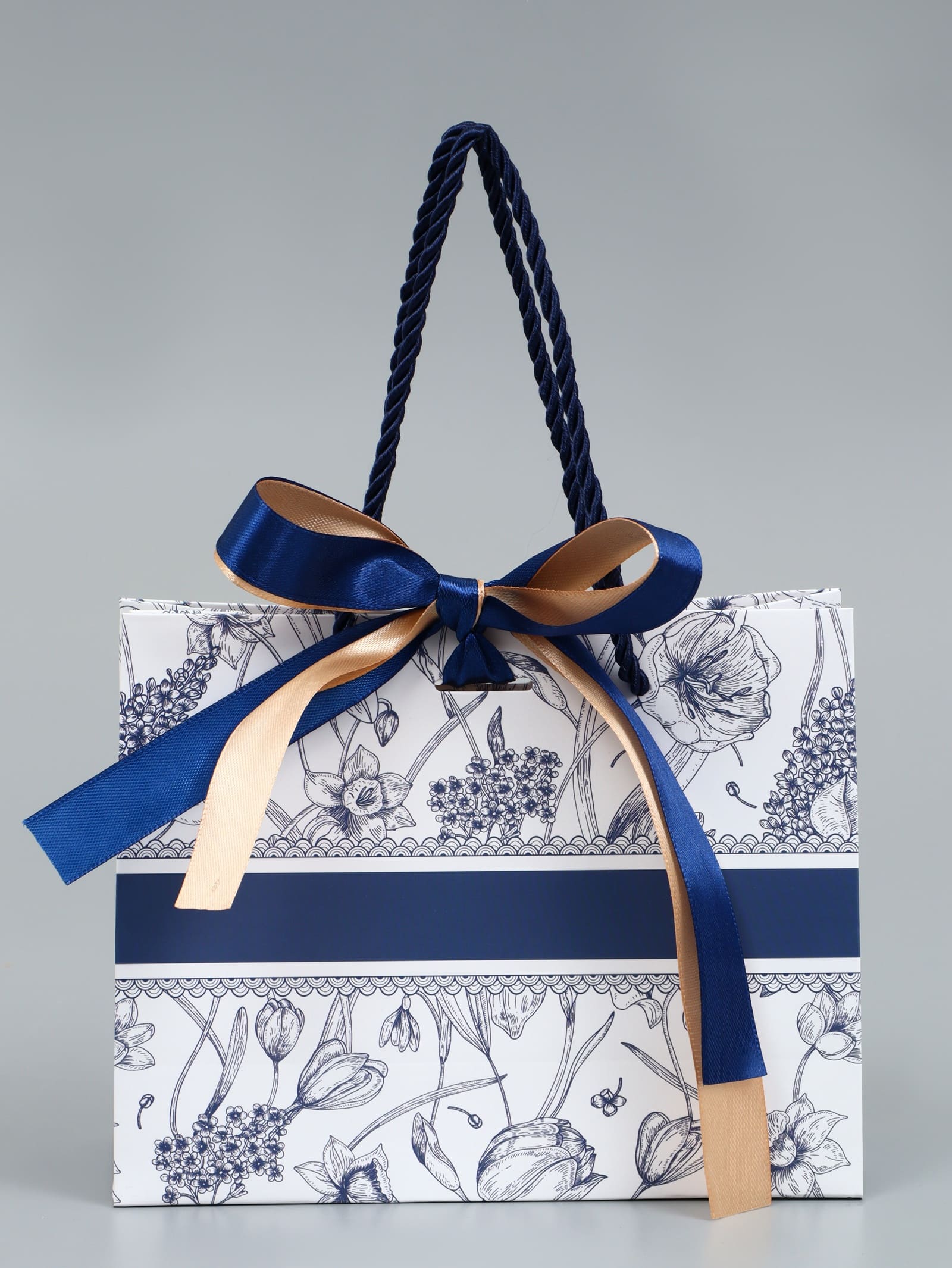 Пакет подарочный "цветы" с бантом (19х15х7см)