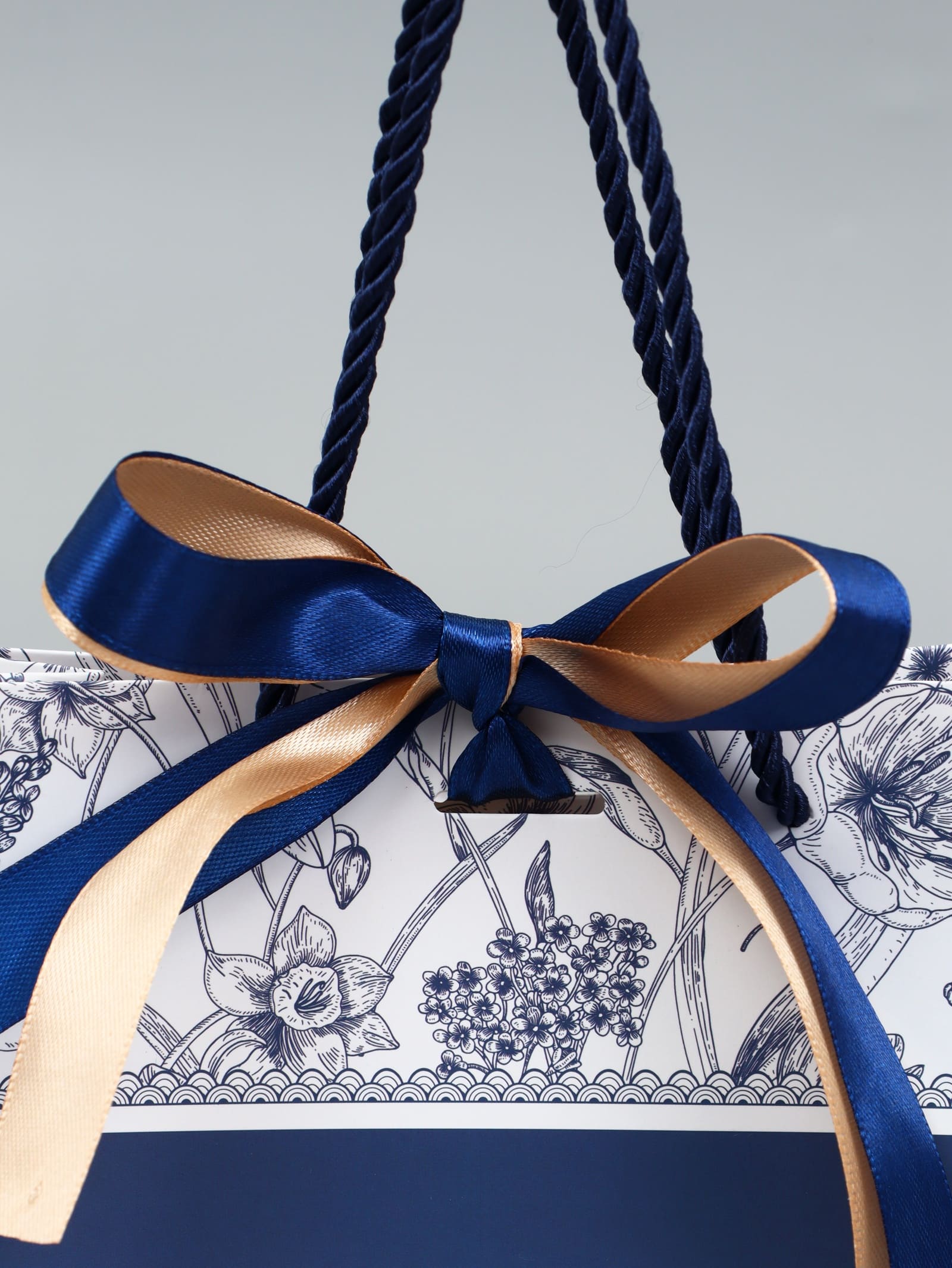 Пакет подарочный "цветы" с бантом (19х15х7см)