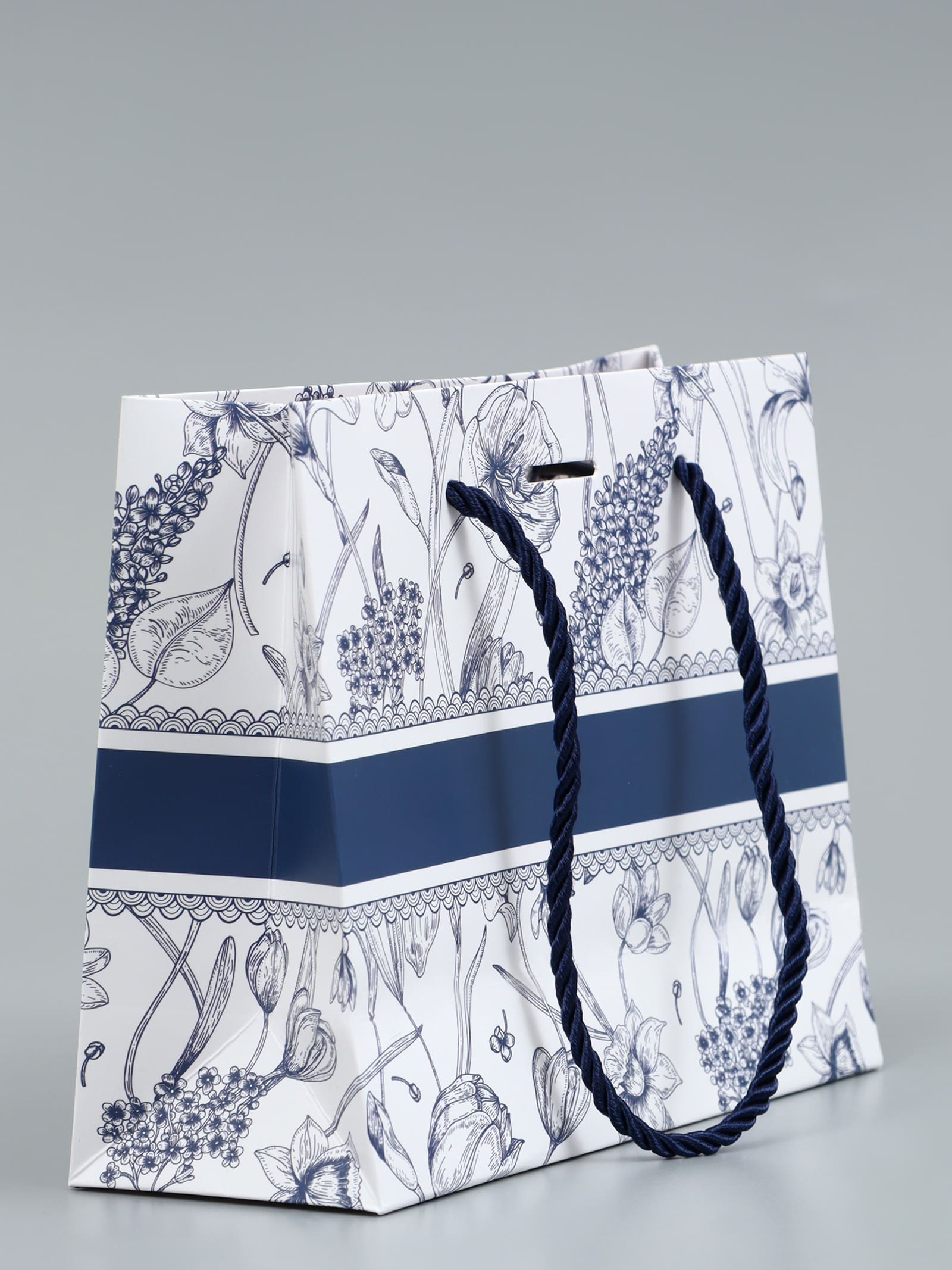 Пакет подарочный "цветы" с бантом (19х15х7см)