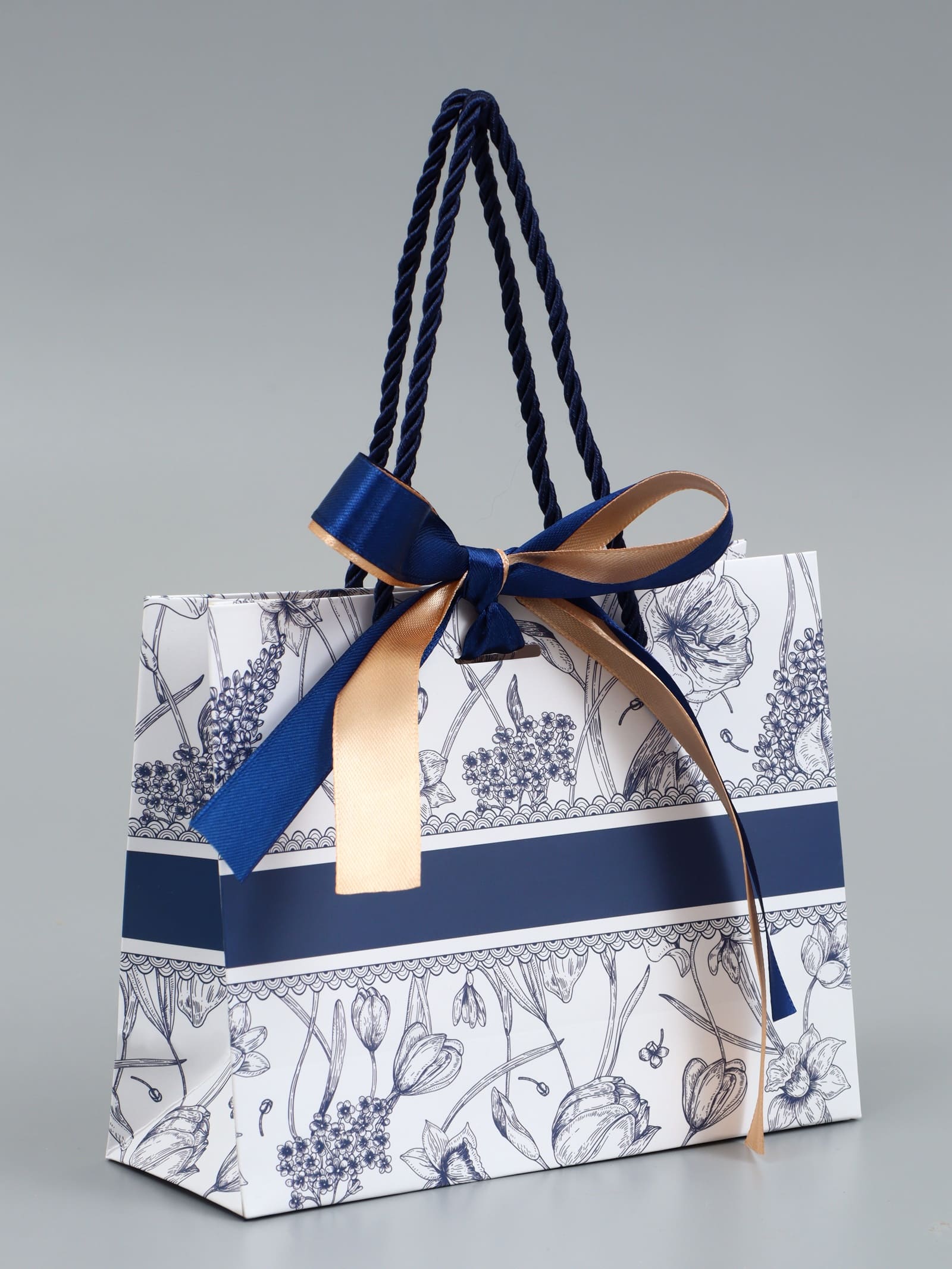 пакет подарочный "цветы" с бантом (19х15х7см) Пакет подарочный "цветы" с бантом (19х15х7см)