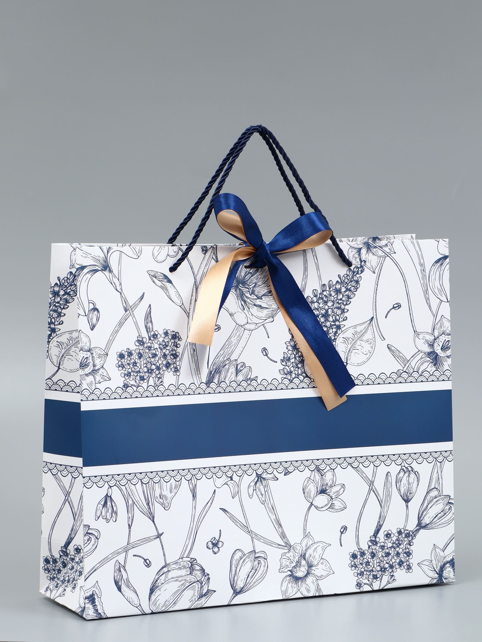 пакет подарочный "цветы" с бантом (35х30х10см) Пакет подарочный "цветы" с бантом (35х30х10см)